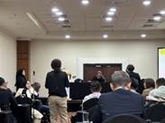 会議室に集まる人々
AI 生成コンテンツは誤りを含む可能性があります。