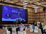 屋内, 建物, テーブル, 座る が含まれている画像
AI 生成コンテンツは誤りを含む可能性があります。