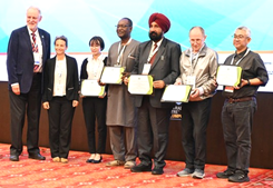 スーツを着た男性たち
AI 生成コンテンツは誤りを含む可能性があります。