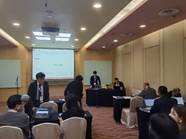 会議室に集まる人々
AI 生成コンテンツは誤りを含む可能性があります。