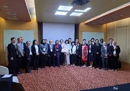 部屋に集まっている人たち
AI 生成コンテンツは誤りを含む可能性があります。