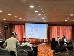 部屋の中で椅子に集う人々
AI 生成コンテンツは誤りを含む可能性があります。