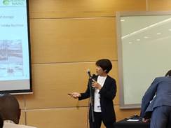 会議室でパソコンをする男性
AI 生成コンテンツは誤りを含む可能性があります。