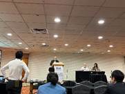 テーブルの周りに集まっている人々
AI 生成コンテンツは誤りを含む可能性があります。