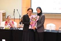 結婚式の新郎新婦
AI 生成コンテンツは誤りを含む可能性があります。