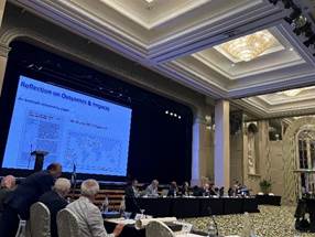 屋内, 座る, 民衆, テーブル が含まれている画像
AI 生成コンテンツは誤りを含む可能性があります。