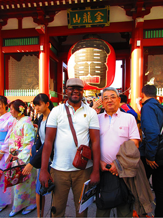 写真１　同僚と浅草寺の雷門にて