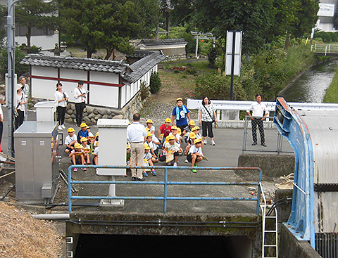 写真５　除塵機を見学する小学生