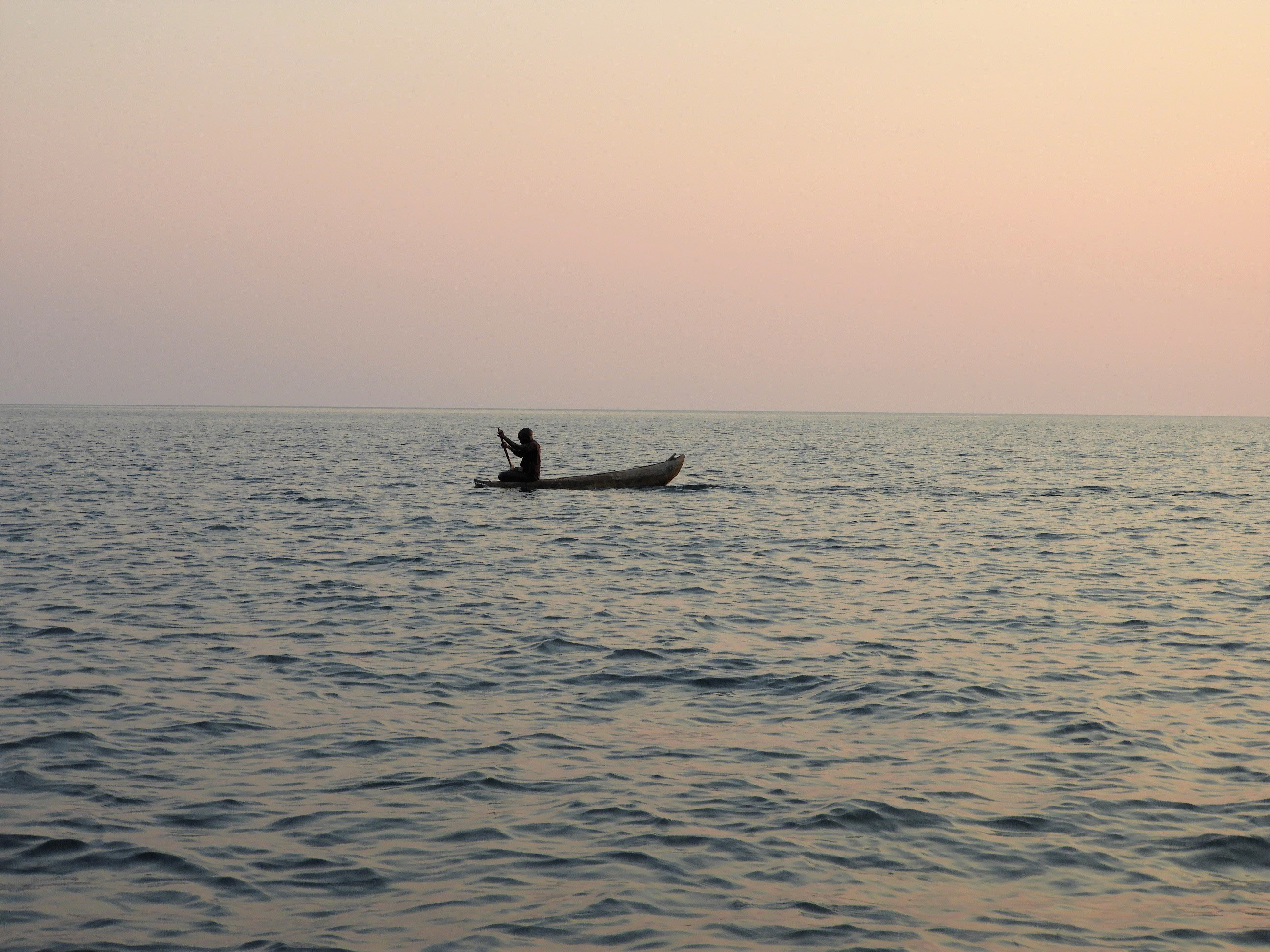 写真１　夕暮れのマラウイ湖（筆者撮影）