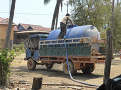 写真２　メコン河本流から水を汲んで販売するタンク車