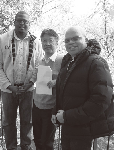 写真２　アフリカからの留学生と筆者（中央）