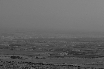写真11　農地が全く見られないヨルダン川沿いの軍事緩衝地帯（対岸は農地が広がるヨルダン領）（ジェリコ、筆者撮影）