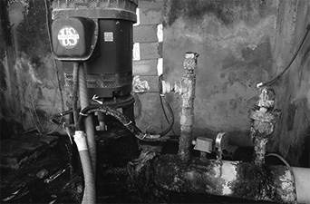写真９　井戸から水をくみ上げるための老朽化したポンプ（ジェリコ、筆者撮影）