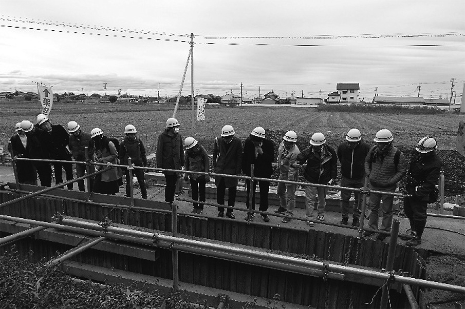 写真１　勝賀西用水路工事現場の見学の様子（2019年12月６日）