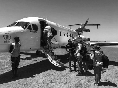 モーリタニアの最奥部でUNHAS機に搭乗する人道支援機関職員（筆者含む）