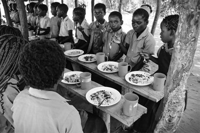 学校給食の様子（モザンビーク）