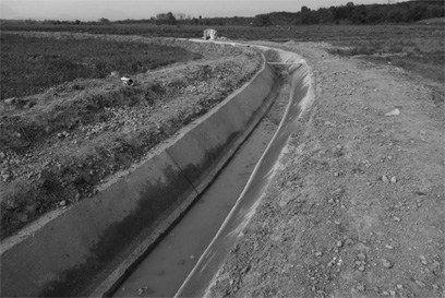コンクリートライニングにより整備された幹線用水路（ボケオ県）