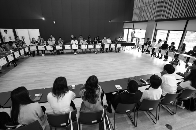 世界学生サミットで議論する学生たち