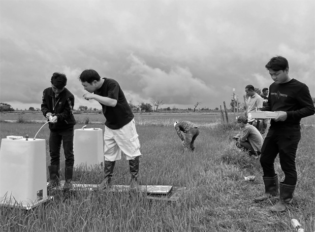 写真１　水田からのメタン採取の様子（カンボジア）