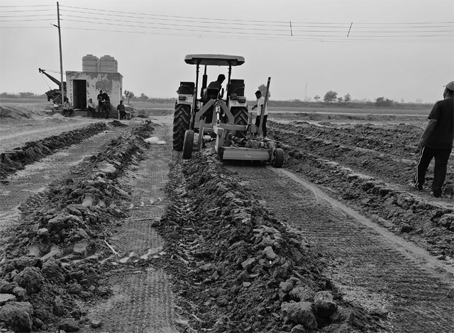 写真２　日本型浅層暗渠排水による排水改良（インド）