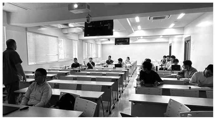 写真３　2024年に生田キャンパスで開催された国際シンポジウムでHeitman教授との質疑応答風景