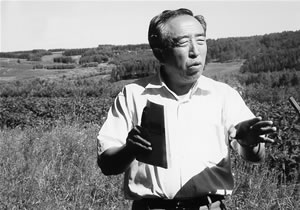 写真:荒れ地を沃野に変えた王樹清さん(現在、県共産党委員会書記)