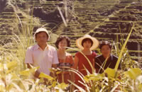 写真8 バナウエの棚田(世界遺産)を背景に宇和川氏と(1979年)